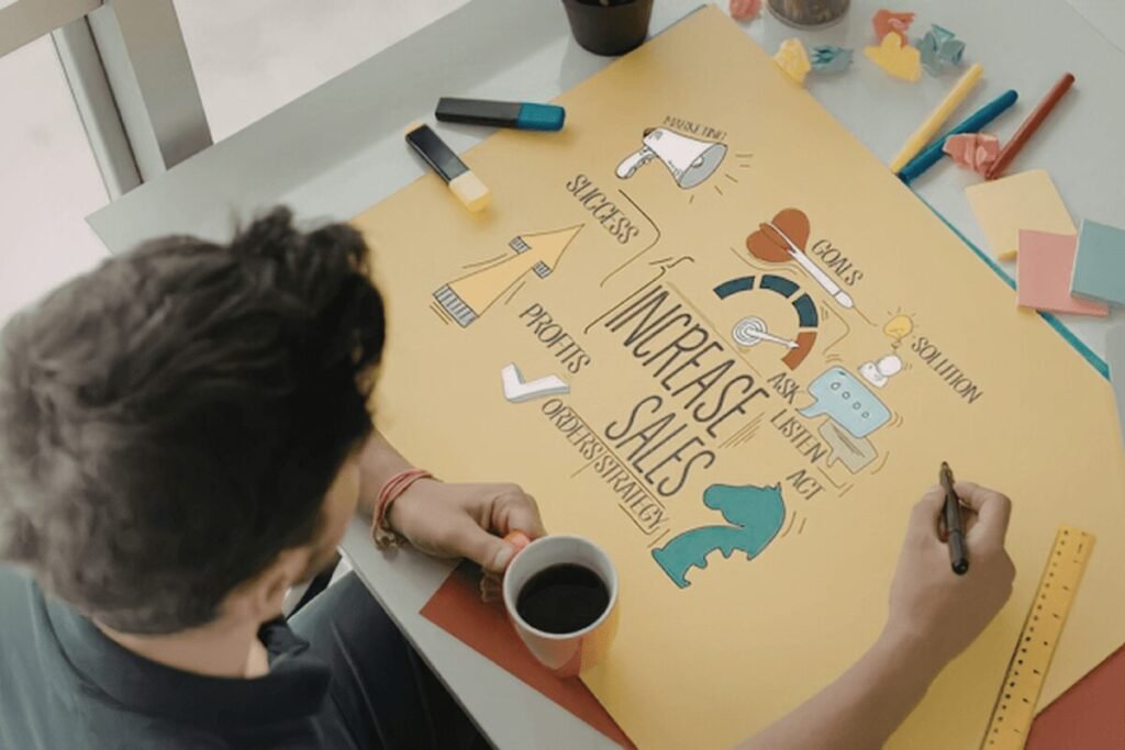 Pessoa montando estratégia para redes sociais 